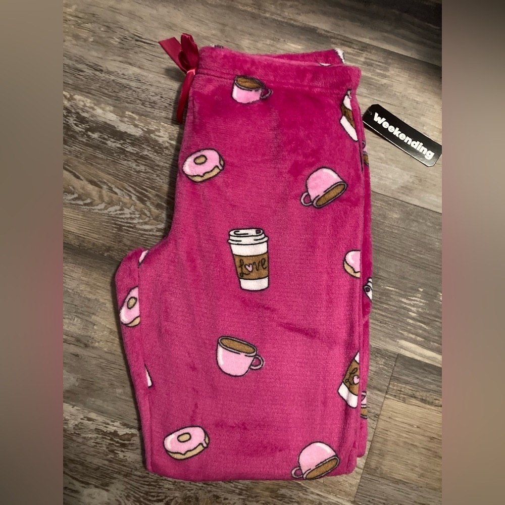 Weekending pink lounge pants ☕️  🍩